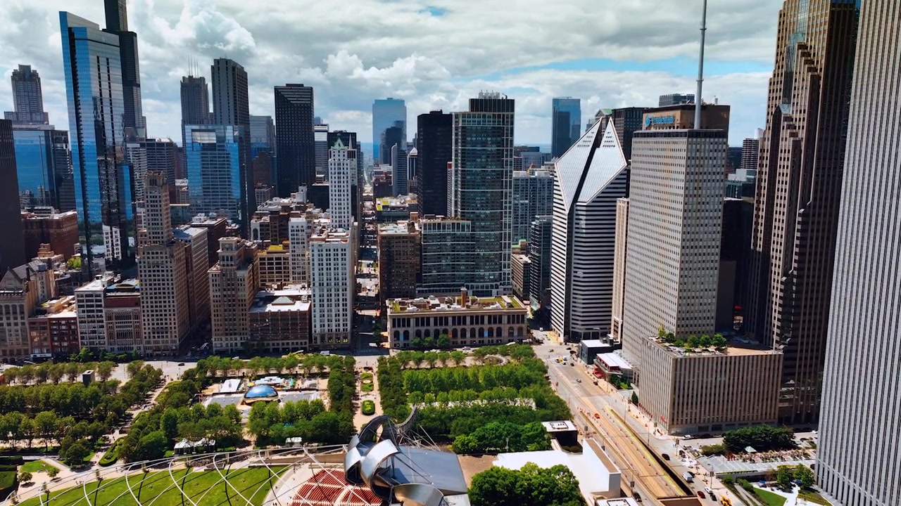 Millennium Park nella splendida Chicago, Illinois, Stati Uniti. Enorme paesaggio nuvoloso sulla metropoli. Vista dall'alto.