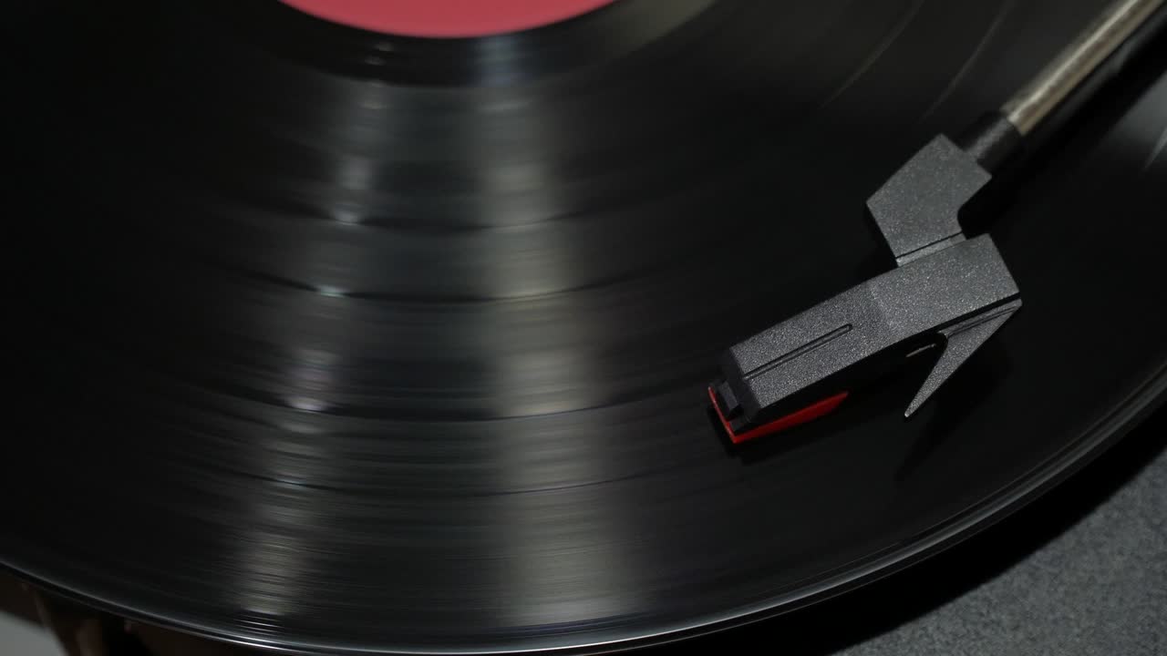 바늘과 검은 레코드의 상단 시각.