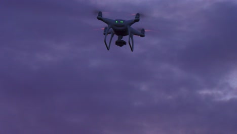 Aufnahme-Einer-Drohne,-Die-Am-Himmel-Fliegt