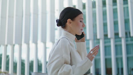 Mujer-De-Negocios-Hablando-Con-Teléfono-Inteligente-Yendo-A-La-Oficina-De-Cerca.-Señora-Llamando-Al-Teléfono.