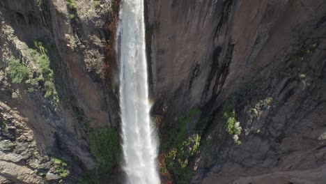 Aerial-tilt-up-shot-of-the-Basaseachi-waterfall-in-the-Candamena-Canyon,-Chihuahua