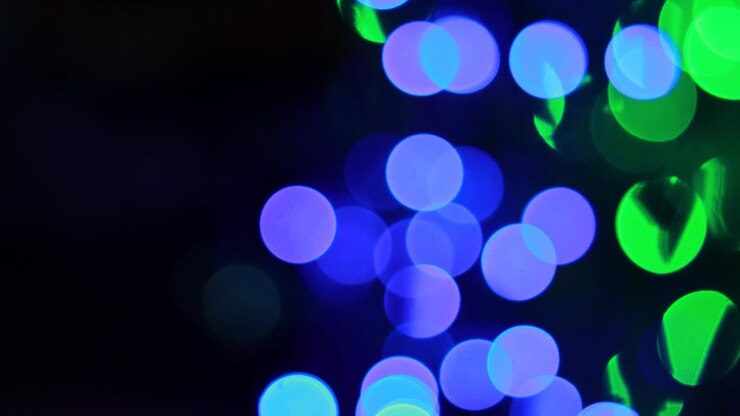 Video sfocato di bokeh colorati da luci decorative durante festività come Natale, Capodanno o San Valentino