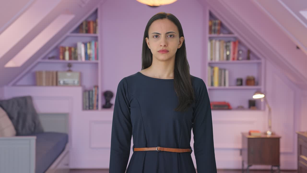 화난 인도 소녀가 카메라를 쳐다보고 있습니다.