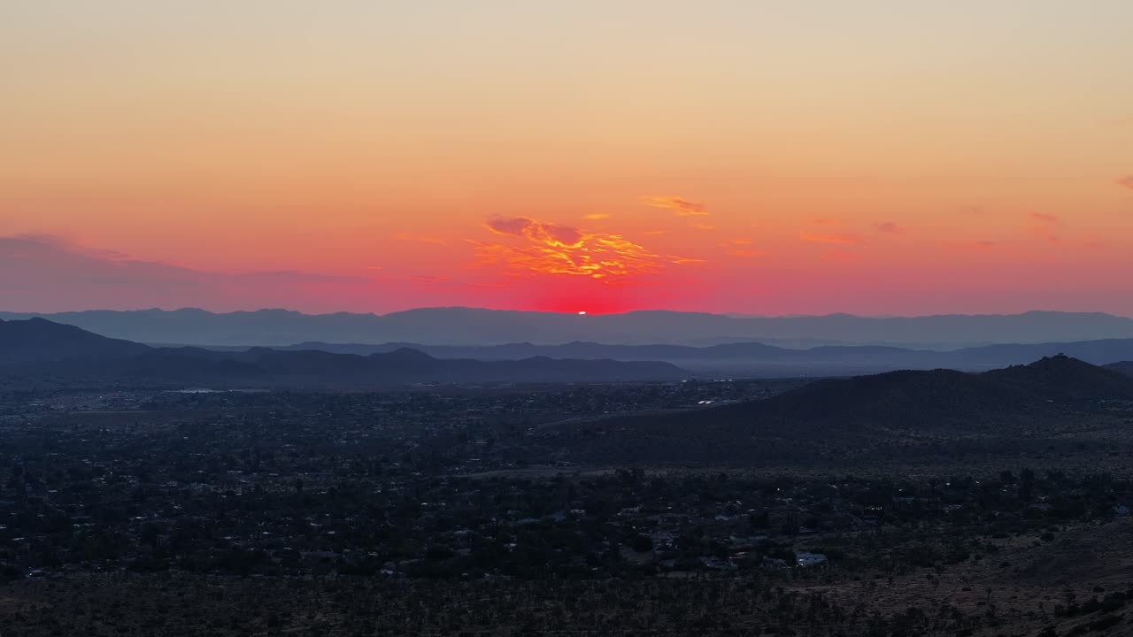 vista aérea del desierto justo antes del amanecer en california