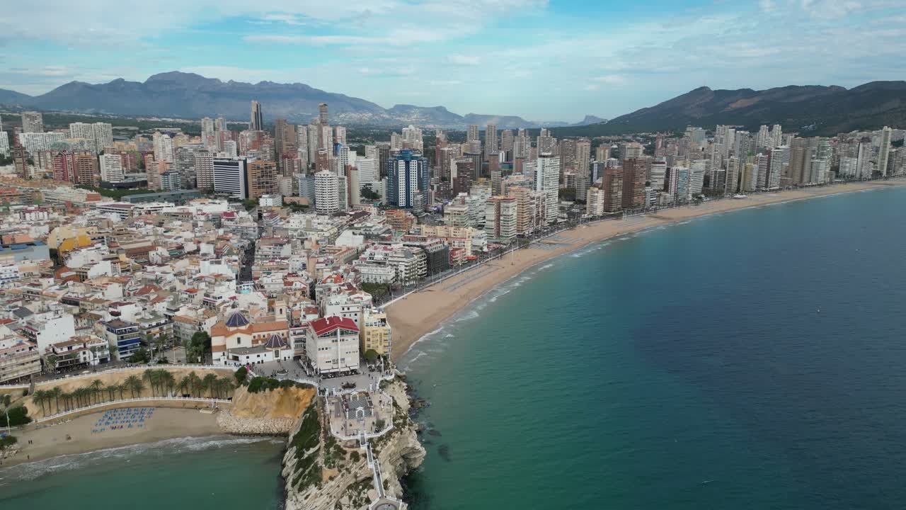 Città di Benidorm con grattacieli, spiagge e costa panoramica sulla Costa Brava, Spagna - Aereo 4k