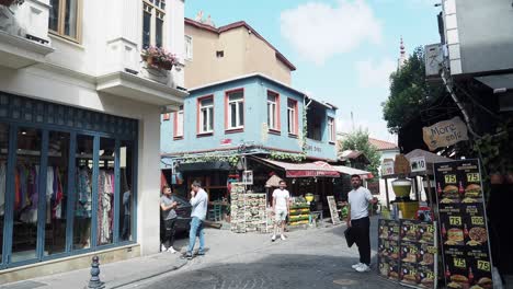 una vibrante escena callejera en estambul, turquía, con personas caminando por tiendas y cafés.