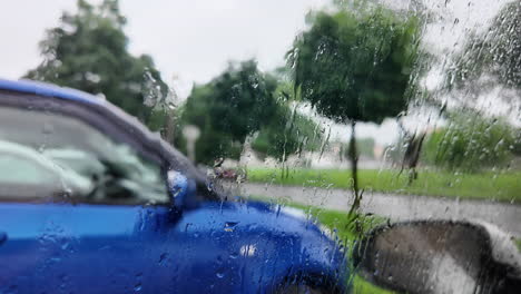 Gotas-De-Agua-En-La-Ventana-Con-Vista-A-La-Calle.