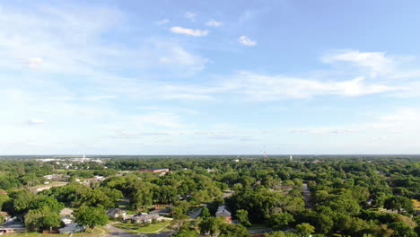 Pan-A-Través-De-Florida-Central,-Casas-Junto-Al-Lago