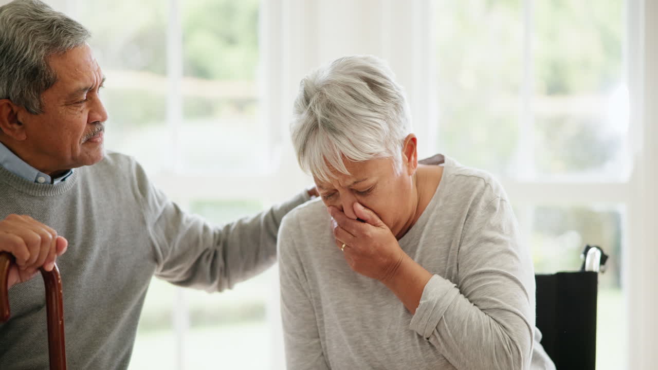mujer anciana enferma, tos y apoyo de un hombre
