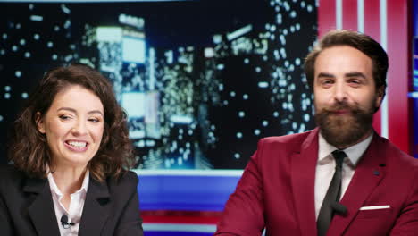 los anfitriones del programa de medianoche cubren las últimas noticias