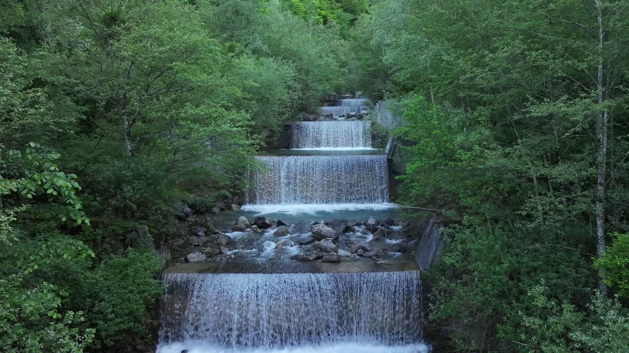 Una serie di cascate che formano una cascata a gradoni nella regione di Weesen, Svizzera.