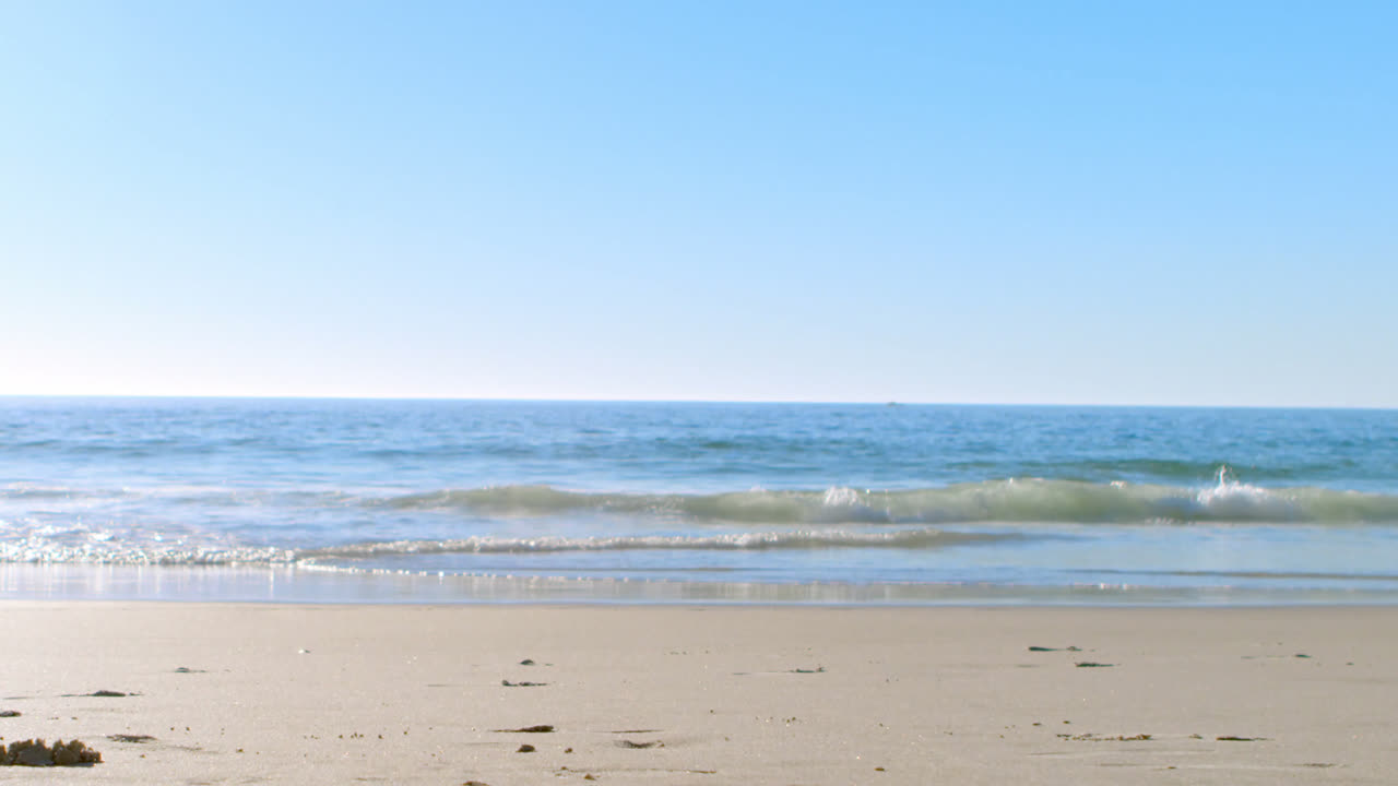 ⁇ 은 날 해변에서 조 ⁇ 하는 건강한 여자 4k