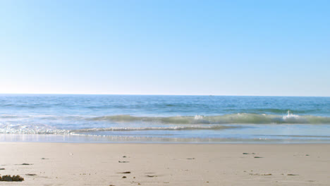 Fitte-Frau-Joggt-An-Einem-Sonnigen-Tag-Am-Strand-4k