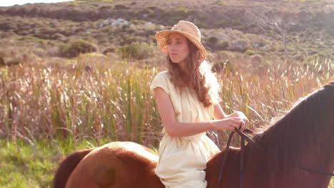 Mujer-Bonita-Sentada-En-Un-Caballo