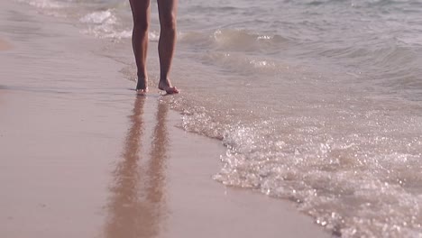 Barfüßige-Frau-Läuft-In-Zeitlupe-Am-Strand-In-Der-Brandungslinie