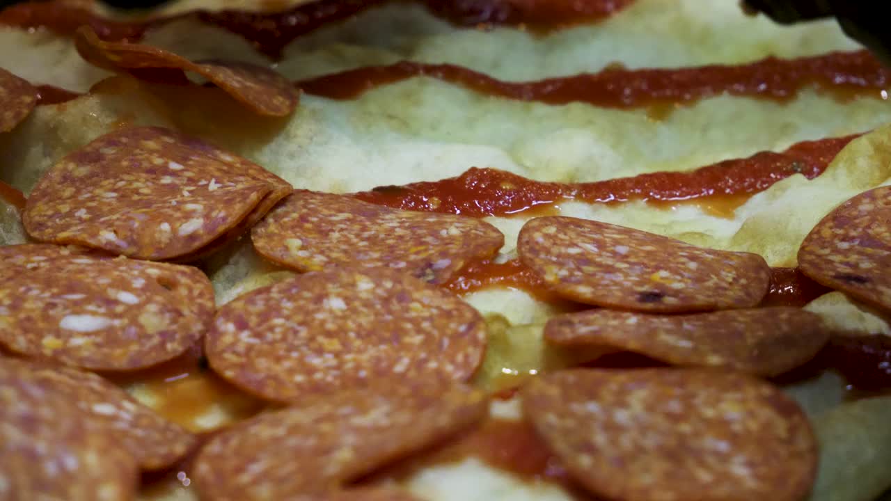la pizza de pepperoni está siendo preparada