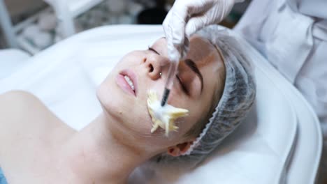 mujer que recibe tratamiento facial