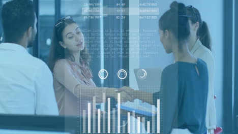 gente de negocios estrechando la mano, gráfico de barras y animación de análisis de datos sobre ellos