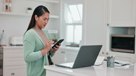 Frau,-Fernarbeit-Und-Tippen-Mit-Dem-Smartphone