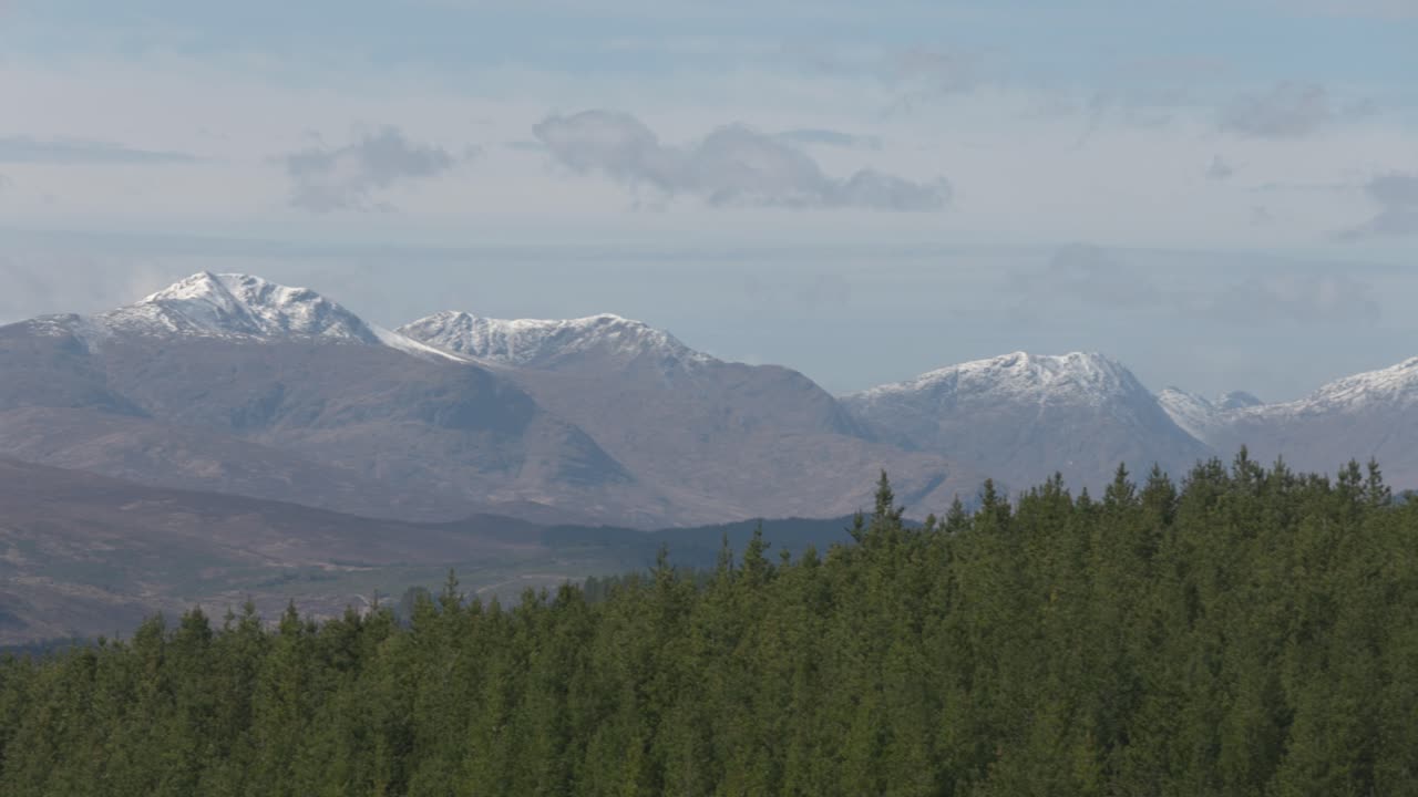 fotografía lenta de las montañas cubiertas de nieve en las tierras altas de escocia