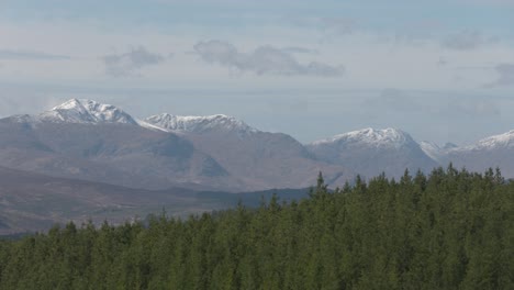 Langsame-Schwenkaufnahme-Der-Schneebedeckten-Berge-Im-Schottischen-Hochland