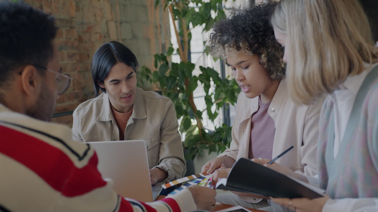 sesión de lluvia de ideas en equipo para un proyecto de diseño