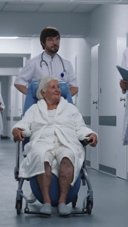 escena en el pasillo del hospital con el médico y el paciente