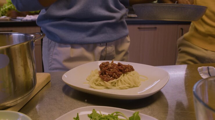 Mujer cocinando en la cocina