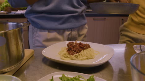 mujer cocinando en la cocina