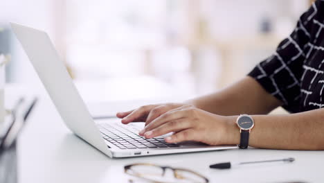 mujer trabajando en una computadora portátil en la oficina