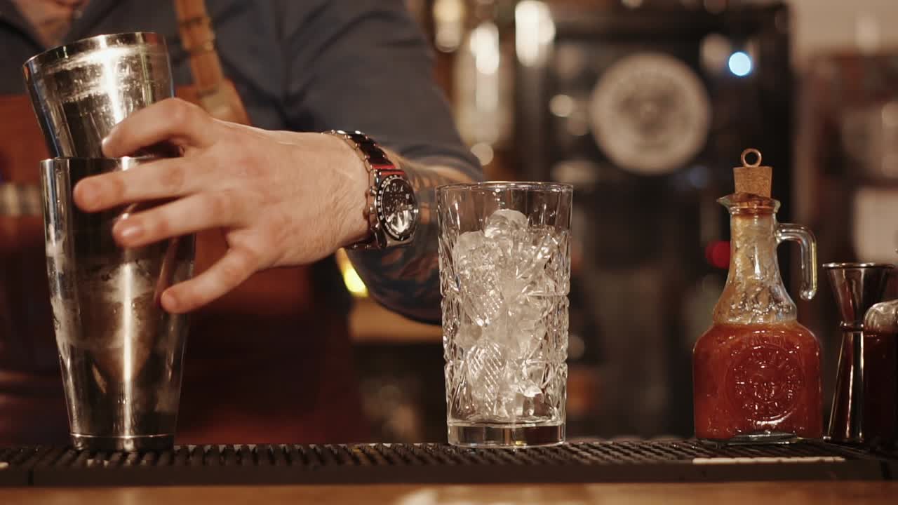 el camarero preparando un cóctel.