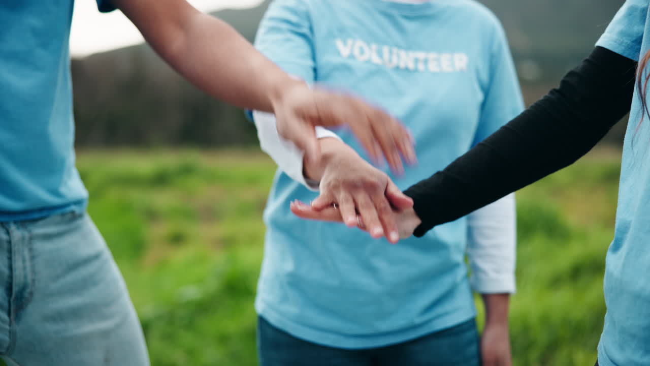 grupo de voluntarios poniendo sus manos juntas