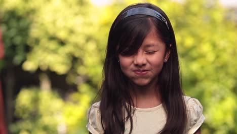 Achtjähriges-Lateinisches-Mädchen,-Lustiges-Gesicht-Und-Lächeln-Auf-Verschwommenem-Hintergrund