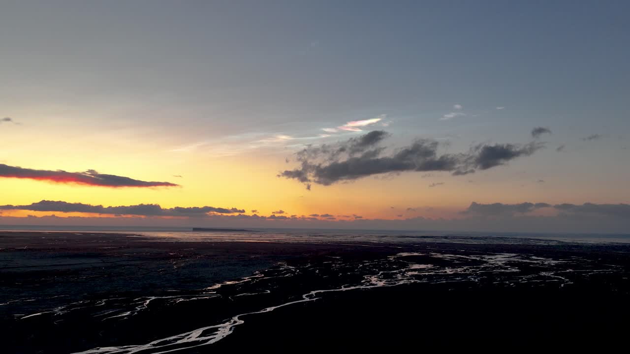 panorámicas nubes nacreadas en el cielo al atardecer sobre el lecho de un río en el sur de islandia