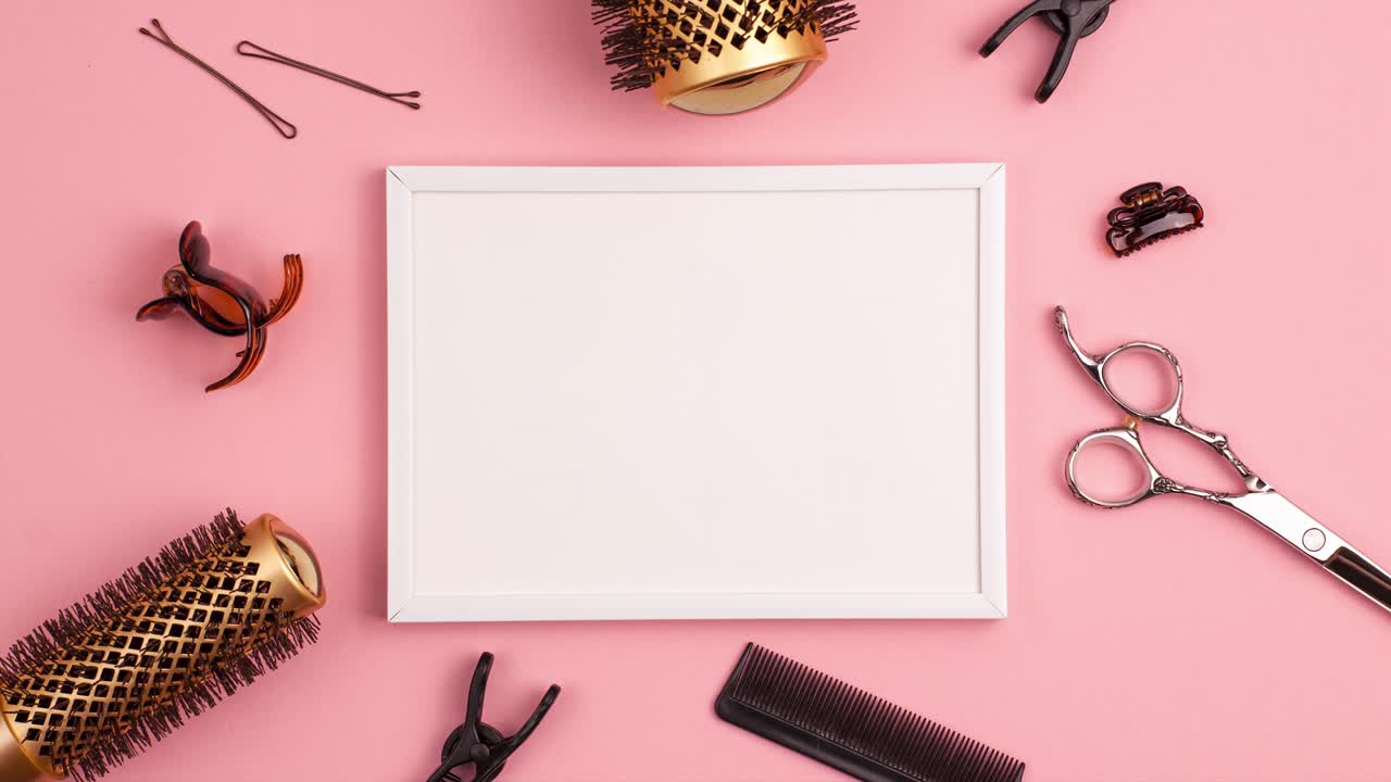 stop motion animation mockup marco blanco de corte de cabello profesional tijeras peine para separar horquillas sección clips de cabello y pincel de cabello redondo dorado para el estilo en rosa. equipo de peluquería