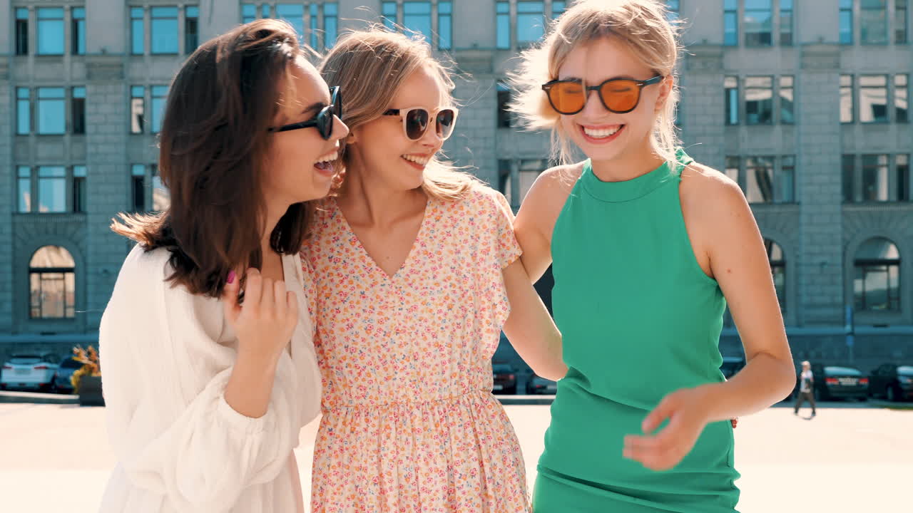 3명의 친구들이 야외에서 웃고 있습니다.