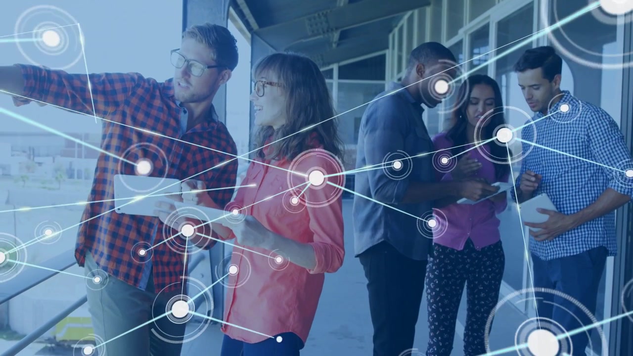 Video verticale: uomo a sinistra che indica, team che controlla i dispositivi, cluster di dati web interconnessi per il lavoro di squadra.