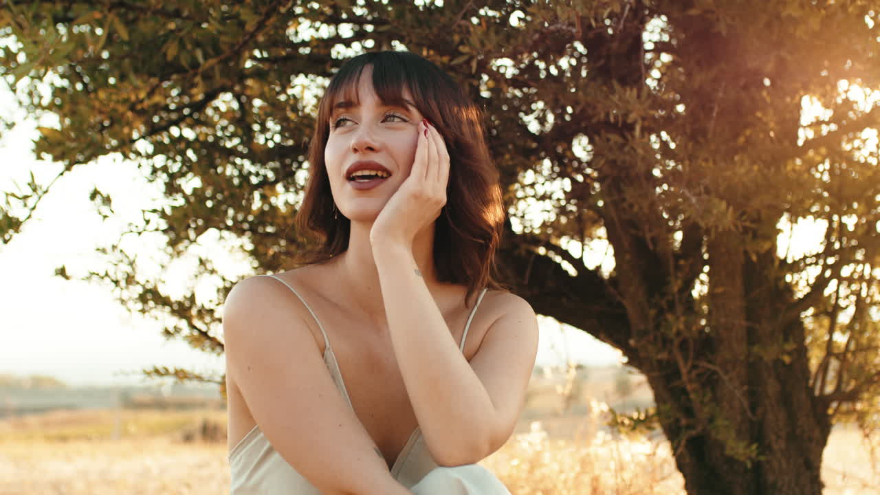 나무 에서 포즈를 취하는 여자