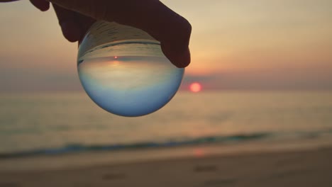 vista mágica del atardecer en una bola de cristal en tu mano.