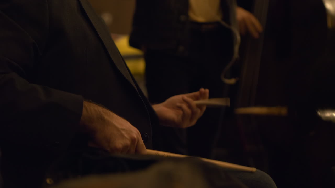 드러머는 콘서트 전에 다리에 나지만을 가지고 연습하고, 보기를 닫습니다.