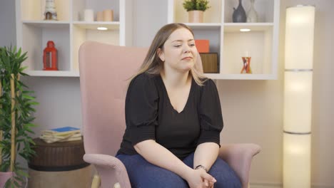 mujer triste y joven con problemas de vida privada.