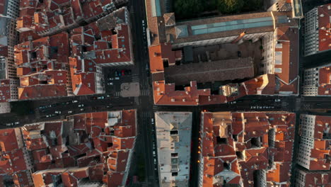 Drone-De-Arriba-Hacia-Abajo-Disparó-Sobre-Tejados-Rojos-Ciudad-Europea-Al-Atardecer-Lyon-Francia