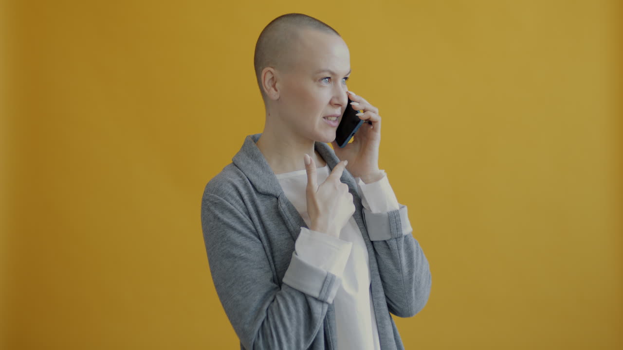 전화 중인 여자