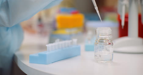 científico que trabaja en la cura del virus en el laboratorio 7