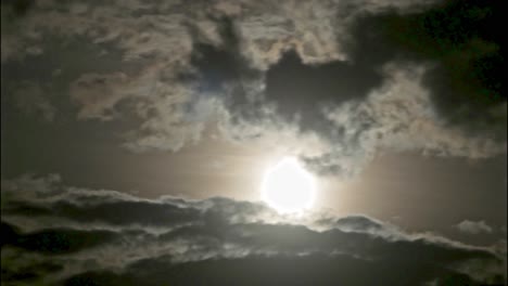 luna real no cg nube moviendo película de terror espeluznante