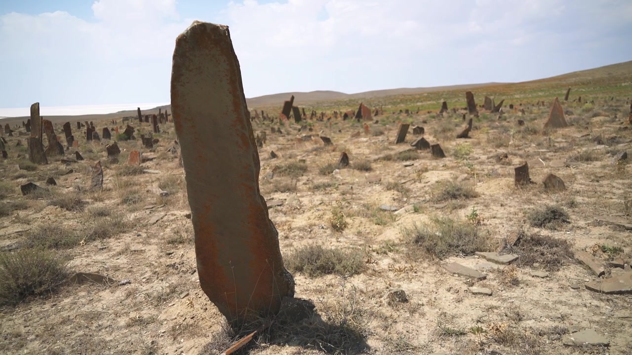 Penanda Makam Batu Kuno di Lanskap Gurun