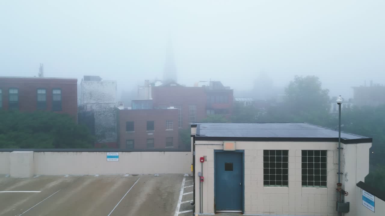 드론은 주차장의 상층층에서 기묘한 작은 마을의 뒷면으로 이어지는 도시 도심으로 올라갑니다.