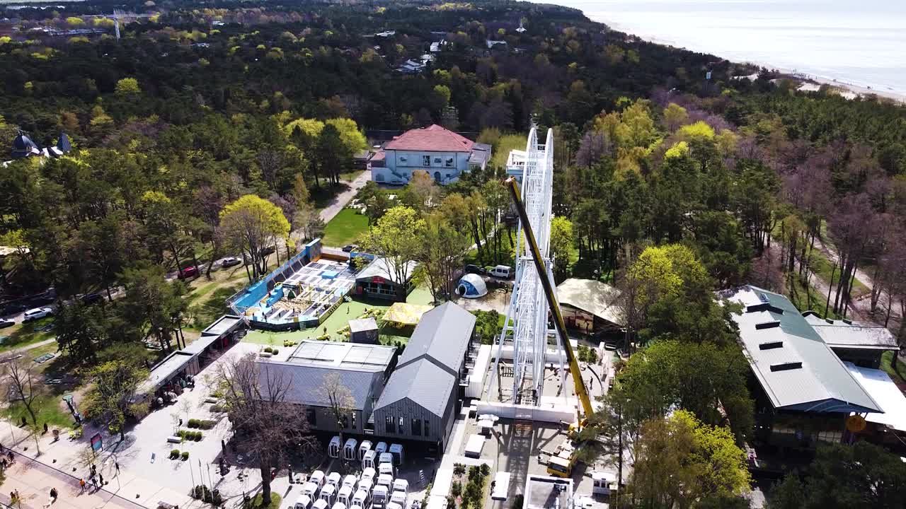 noria icónica en el centro de palanga, vista aérea