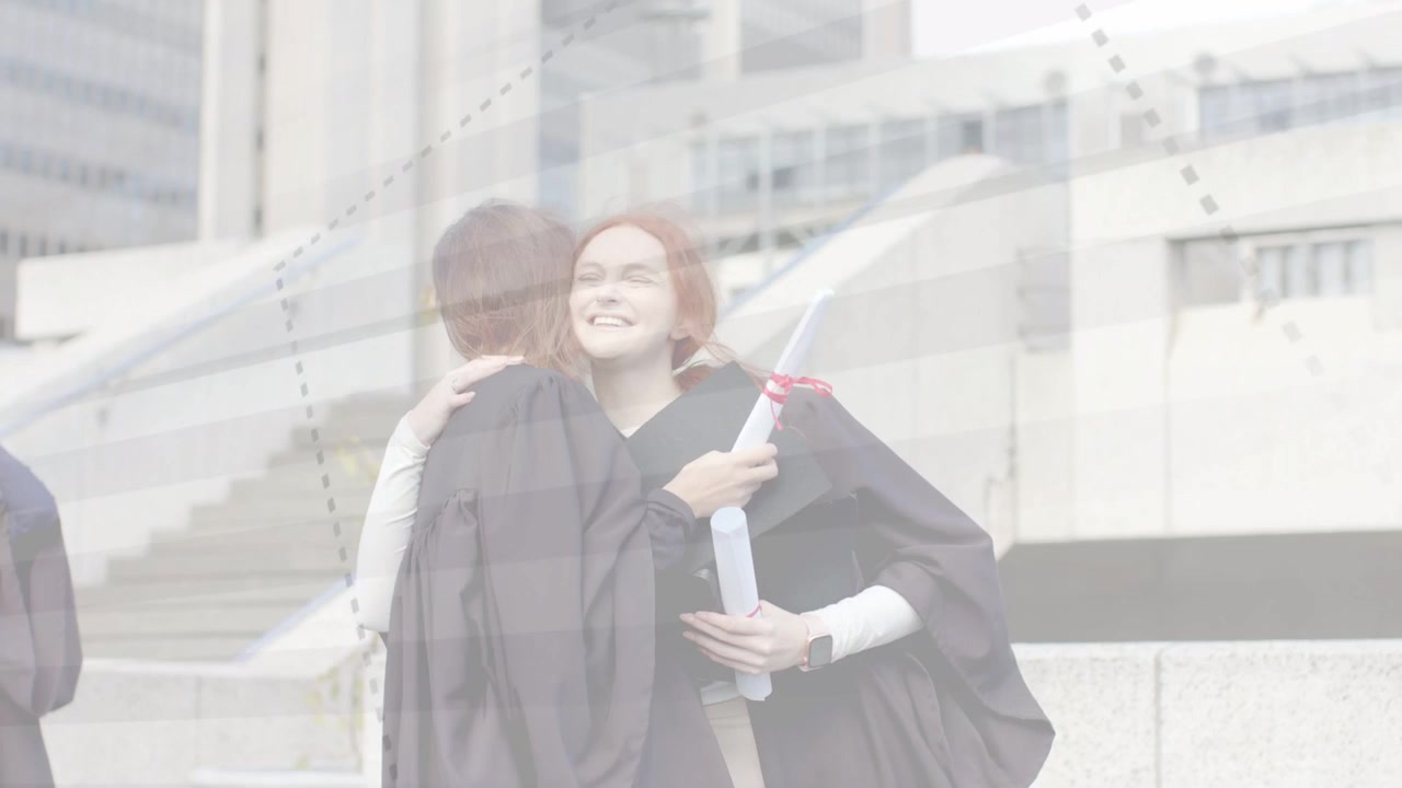 Due laureati controllano il telefono sui gradini del campus, mentre un amico alza il tocco, si abbracciano e festeggiano la laurea