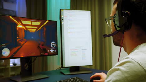 hombre jugando a juegos de disparos con otros jugadores tarde en la noche
